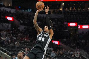 5分到手！瓦塞爾三分命中同時(shí)奧尼爾對(duì)奧利尼克犯規(guī) 布克還吃T