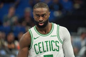 恐怖的核心力量！杰倫·布朗強(qiáng)突空中撞翻奧蘭多·羅賓遜 打成2+1