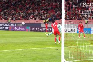 呂文君上搶對方門將時將其撞翻，被裁判出示本場第一張黃牌