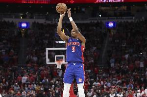 醉八仙！奧薩爾靠到西卡后失去平衡 他擰著身子后仰跳投穩(wěn)穩(wěn)命中