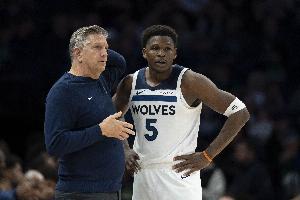 解說：森林狼最后時(shí)刻各種莫名其妙的失誤還捏著暫停 拙劣啊芬奇