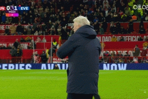 來(lái)之不易！完場(chǎng)哨響莫耶斯振臂慶祝，隨后和阿莫林握手