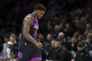 心里苦啊！愛德華茲過去兩戰(zhàn)合計(jì)84分 但兩戰(zhàn)最后均被逆轉(zhuǎn)