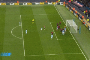 曼城禁區(qū)內(nèi)混戰(zhàn)，阿克近射可惜被門將撲出