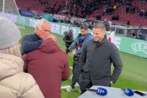 昔日師徒！穆帥歐冠賽前與斯內(nèi)德?lián)肀Ш? >
                                        </div>
                                    </div>
                                                                        <div   id=