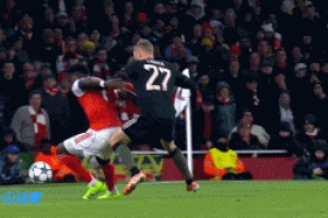 萊默爾放倒薩卡染黃，場邊阿爾特塔抱怨裁判也吃到黃牌