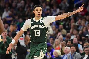 無(wú)限開(kāi)火權(quán)！羅林斯半場(chǎng)出手15次&10次三分拿到12分5板4助