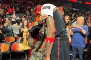 率猛龍9連勝+準(zhǔn)絕殺！英格拉姆賽后和女友擁抱接吻秀恩愛