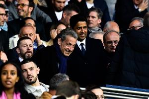 這是真愛(ài)！法國(guó)前總統(tǒng)薩科齊在被定罪后數(shù)小時(shí)又現(xiàn)身巴黎主場(chǎng)