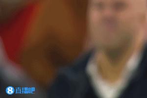 潰不成軍！1-4時斯洛特苦澀撇嘴，薩拉赫仰天長嘆，眾將抱頭叉腰