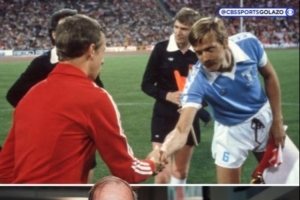 森林對陣馬爾默賽前，1979年冠軍杯決賽兩隊隊長重逢并合影留念