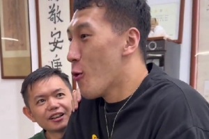 這小表情！杜潤(rùn)旺按摩治療拉傷：怎么到我這成了綜藝節(jié)目了