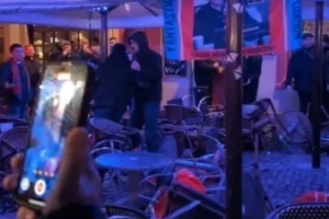 丟雜物+斗毆！太陽報：部分水晶宮球迷賽前在斯特拉斯堡引發(fā)沖突