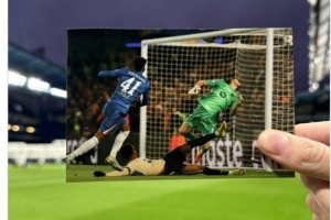 巴薩曬伊涅斯塔絕殺藍軍照片，賽后切爾西以埃斯特旺照片回敬