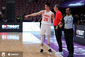 防守還湊合！朱俊龍半場(chǎng)2中0未得分拿到1板1助2斷 正負(fù)值-7