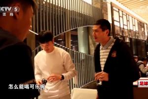 自律！邵佳一在飯桌旁告誡西海岸球員：職業(yè)球員怎么能喝可樂呢？