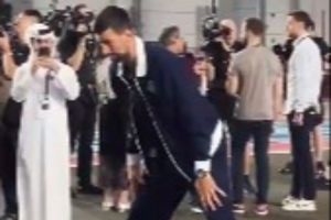 跨界互動(dòng)！德約科維奇來到F1卡塔爾大獎(jiǎng)賽現(xiàn)場(chǎng) 帶領(lǐng)做熱身運(yùn)動(dòng)