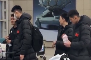 眾人神情輕松！中國(guó)男籃已經(jīng)抵達(dá)韓國(guó) 隊(duì)長(zhǎng)趙睿隨隊(duì)出征