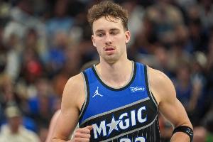 小倒霉蛋！小瓦格納籃下連續(xù)被活塞大帽