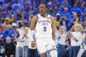 雙鬼拍門！布克迎著杰倫威&切特上籃被杰倫威身后大帽