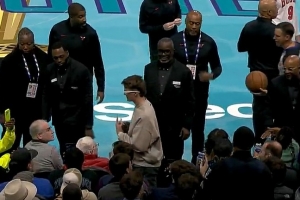 心態(tài)崩掉！最后時刻吉迪與場邊觀眾吵起來 隨后觀眾被請出場