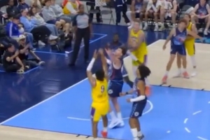 絲滑小連招！布朗尼左手變向轉(zhuǎn)身后仰 壓哨命中