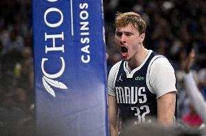 騎著直接上！弗拉格一路突破殺到籃下 隔著祖巴茨強(qiáng)起雙手暴扣