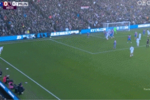 開場造險(xiǎn)！曼聯(lián)界外球造禁區(qū)亂戰(zhàn)，卡塞米羅射門被亨德森撲出！