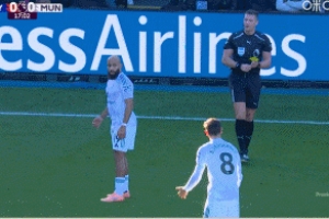 姆伯莫不滿裁判判罰，憤怒砸球吃到黃牌！