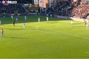 曼聯(lián)0-1落后！約羅送點(diǎn)，馬特塔首次主罰被判二次觸球 再罰再中！