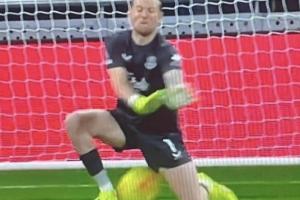 撲救概率95%皮克福德閉眼撲救致下蛋丟球，懊惱跪地+搖頭苦笑