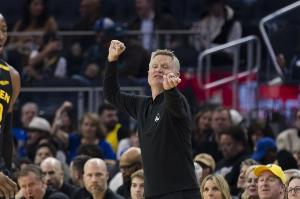 今天吃餃子了！勇士3分鐘內(nèi)2次挑戰(zhàn)都成功 阿爾瓦拉多&奎因犯規(guī)