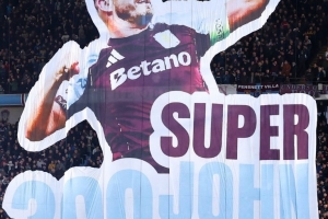 維拉隊(duì)長(zhǎng)麥金迎球隊(duì)300次出場(chǎng)里程碑，主場(chǎng)球迷制作巨幅TIFO祝賀