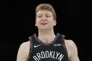 初生牛犢不怕虎！新秀沃爾夫過(guò)掉字母哥帥氣上籃得分