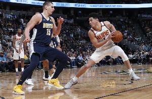 看著都疼！布克突破肘到約基奇下巴 后者痛苦倒地