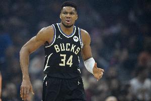 砍瓜切菜！字母哥只打19分鐘 15中12砍29分8板2助2段&正負(fù)值+27