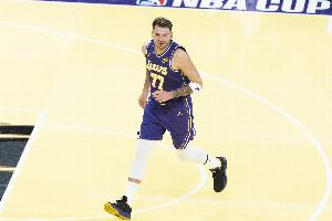 外線開炮！東契奇反擊自信出手 追身三分正中靶心