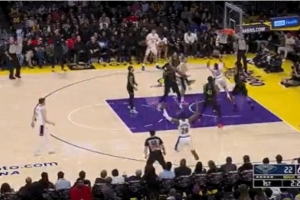 有點兒帥啊這球！東契奇突到籃下假拋吊傳籃下 海斯勉扣吃餅