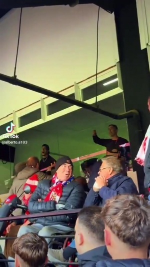 點(diǎn)燃德比安東尼在包廂激情慶祝，塞維球迷豎中指+辱罵+扔?xùn)|西