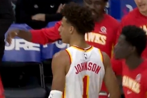 攻防轉(zhuǎn)換！丹尼爾斯搶斷后長(zhǎng)傳 助攻杰倫·約翰遜反擊雙手飛扣