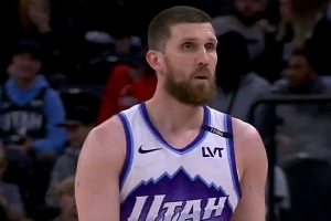 射手也能這么玩！米哈伊柳克突破 海底撈月大回環(huán)拉桿上籃！