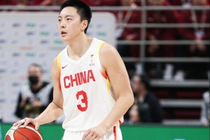 媒體人：胡明軒是正值當(dāng)打之年的全明星后衛(wèi) 怎么會(huì)低迷成這樣？