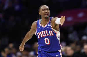 地板都鏟起皮了！丹尼爾斯滑鏟馬克西 裁判“居然”吹了犯規(guī)！