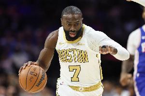 表現(xiàn)全面！杰倫·布朗半場9中2&罰球6中5拿到9分 另有9板6助