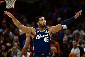 如入無人之境！米切爾一穿三殺入內(nèi)線 上演雙手暴扣