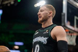 很穩(wěn)定！迪文岑佐能攻能傳 14中7&三分9中4拿到18分5板4助