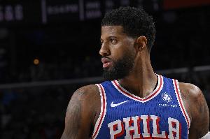 真不容易！喬治突破歐洲步壓哨上籃 76人終止末節(jié)4分多鐘得分荒