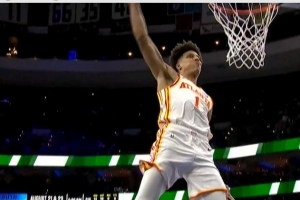 輕盈舒展！亞歷山大-沃克搶斷反擊 背傳杰倫·約翰遜單臂戰(zhàn)斧劈扣