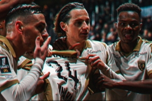 法甲-托萬(wàn)雙響！朗斯2-1昂熱，自2004年以來(lái)首次登頂法甲積分榜