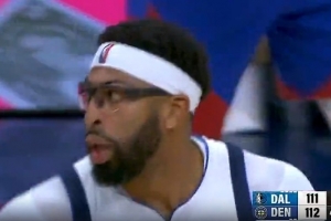 還得靠你！濃眉底角三分再進 末節(jié)連砍7分帶隊咬住比分！